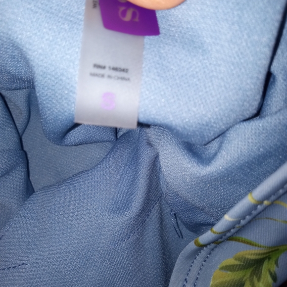 Vigoss Floral Ruffle sides one piece swimsuit Size Small Ties around Neck - Picture 9 of 9